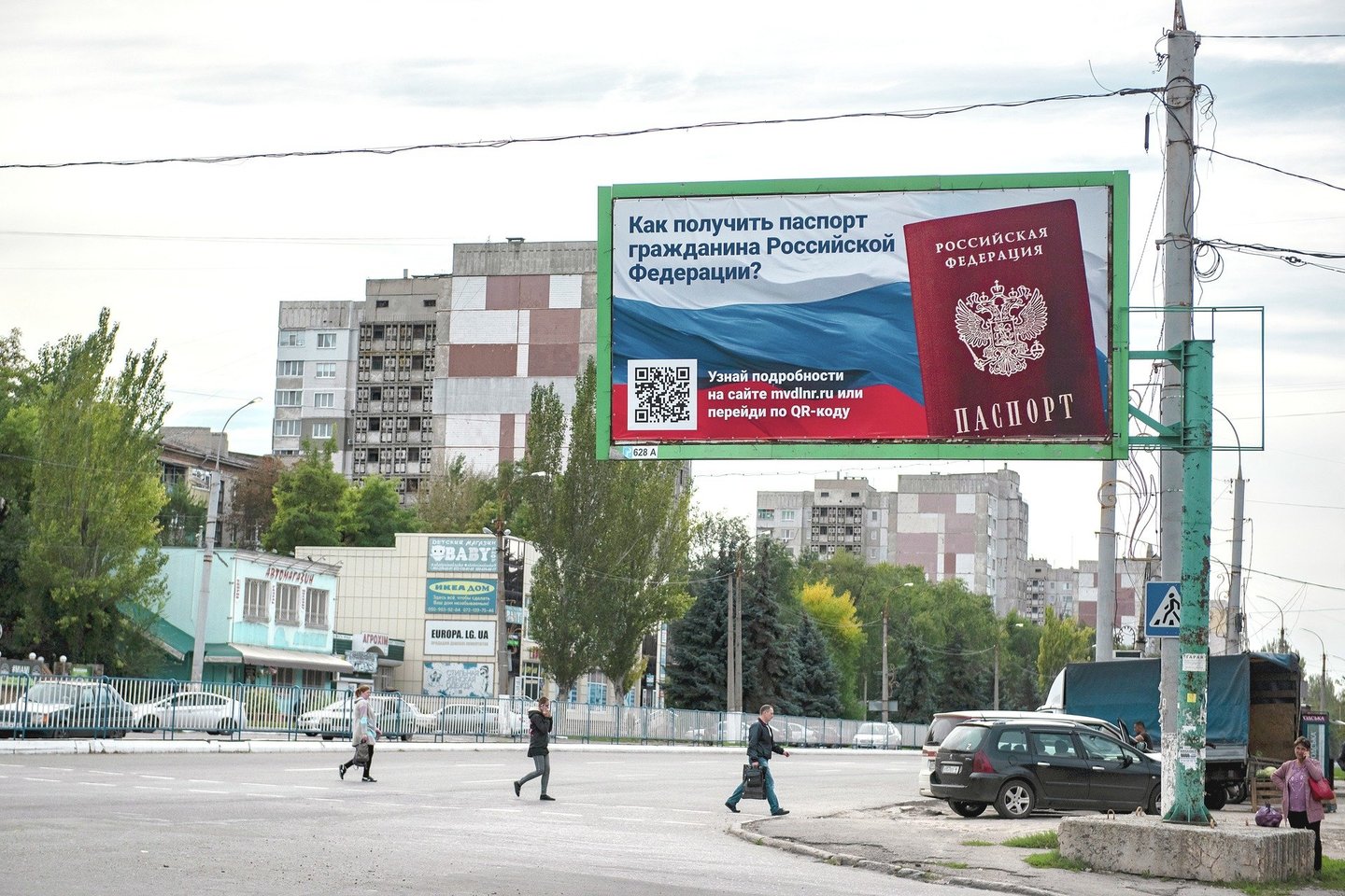 Okupuotose Ukrainos teritorijose gyventojai verčiami gauti rusiškus pasus.<br>AP/„Scanpix“ nuotr.