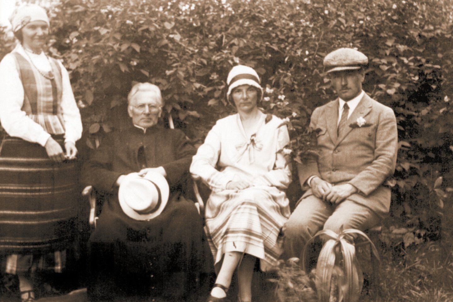 Šatrijos Ragana (kairėje) su seserimi ir bičiuliais iškylos metu.<br>Maironio lietuvių literatūros muziejaus nuotr.