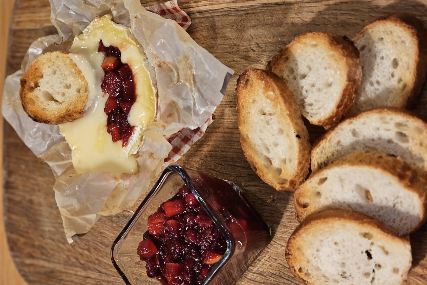 Keptas sūris su spanguolių ir obuolių pagardu pagal L. Čepracko receptą.<br> Pranešimo autorių nuotr.