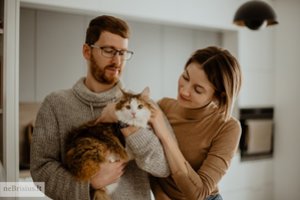 Priglausta katė pakeitė poros gyvenimą: lydi kiekviename žingsnyje