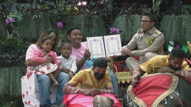 Tailande Valentino diena švenčiama su trenksmu: beveik šimtas porų prisiekė meilę masinėse vestuvėse