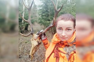 Ragų ieškotoja džiaugiasi pirmuoju laimikiu, tačiau į mišką ragina neskubėti