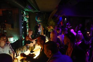 Pasilinksminimo vietose – pavojingi deriniai: alkoholį maišo su su energetiniais gėrimais, tabaku ir psichotropiniais vaistais