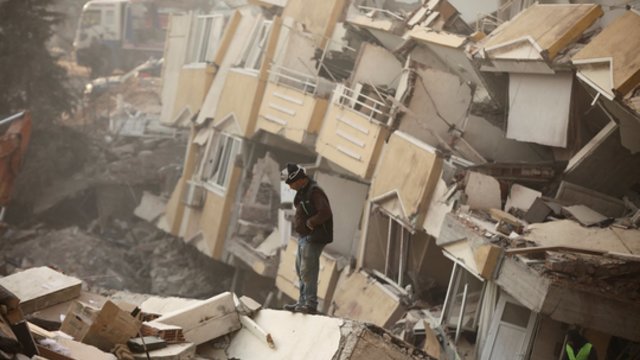 Praėjus daugiau nei savaitei po žemės drebėjimo Turkijoje, viltys rasti išgyvenusių sparčiai mažėja