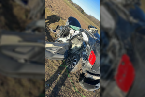 Kretingos r. vilkikas kliudė nedidelį visureigį: vairuotoją iš sumaitotos mašinos vadavo ugniagesiai, jo būklė sunki