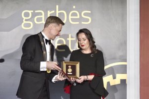 Rašytojai K. Sabaliauskaitei Vilniaus rotušėje įteiktos miesto garbės pilietės regalijos