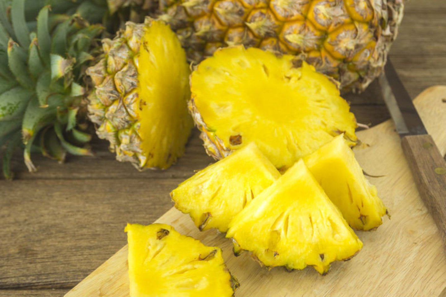 Ananasai padeda kovoti su akne, nes vitaminas C skatina odą gyti.<br>123rf nuotr.