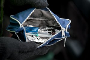 Vilniuje pareigūnai į areštinę uždarė 3 vyrus: aptikta 40 lankstinukų su kvaišalais