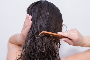 Vaistininkė patarė, kaip atgaivinti sausus plaukus: glotnumas ir spindesys grįš be brangių priemonių