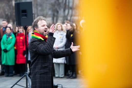  Tradicinis Vasario 16-sios išvakarių Lietuvos himno giedojimas Lukiškių aikštėje.<br> M.Morkevičiaus (ELTA) nuotr.