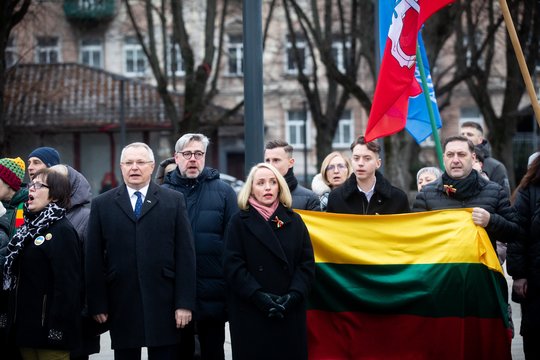  Tradicinis Vasario 16-sios išvakarių Lietuvos himno giedojimas Lukiškių aikštėje.<br> M.Morkevičiaus (ELTA) nuotr.