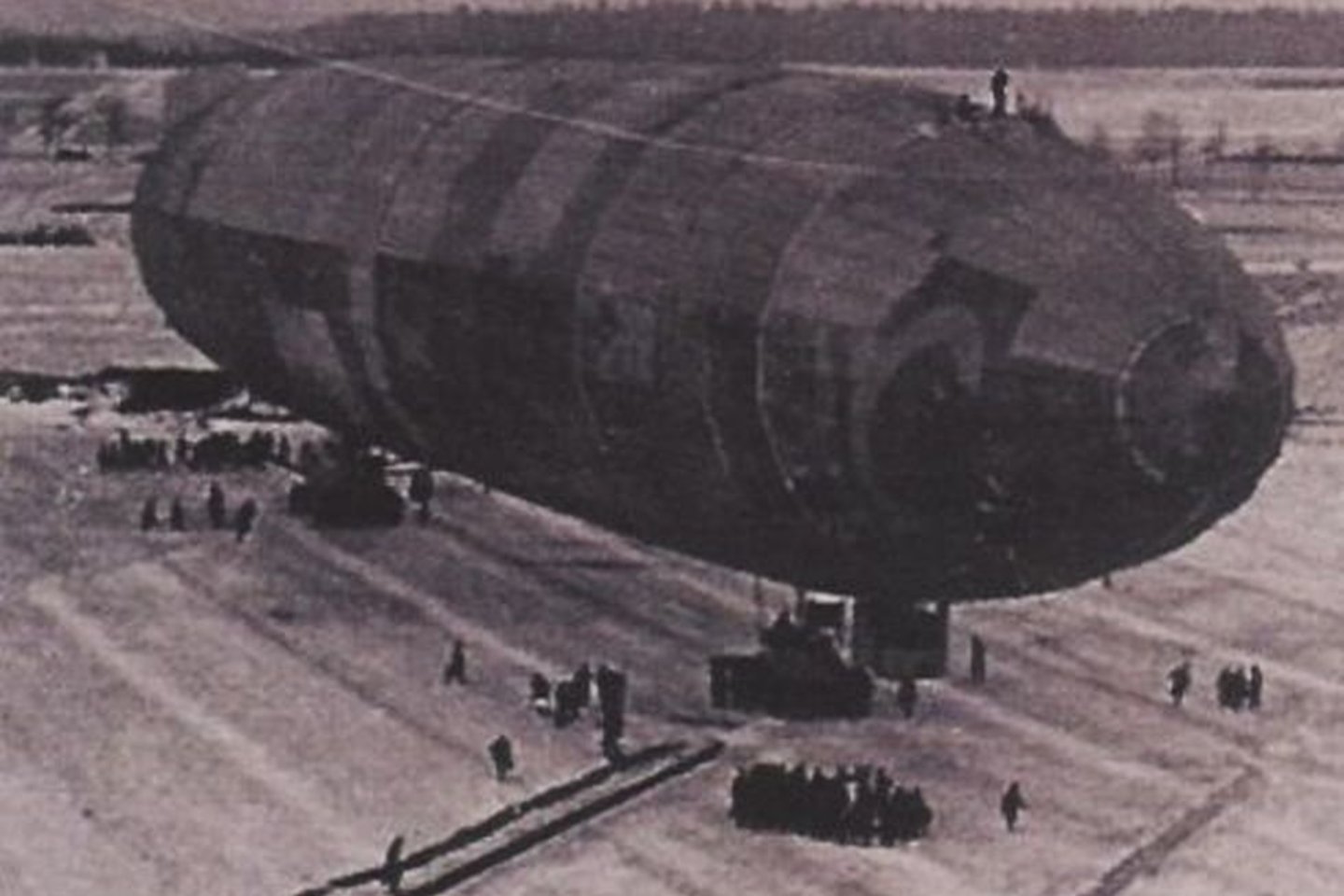 Cepelinas „SL VII“ į Kauną atskrido 1916 m. rugsėjo 25 d., bet netrukus buvo perkeltas į Vainodę (Latvija), kur tęsė žvalgybą Baltijos jūroje.<br> plienosparnai.lt nuotr.
