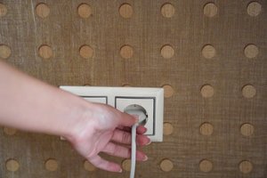 VERT vienam pusmečiui patvirtino perpus mažesnę visuomeninio elektros tiekimo kainą