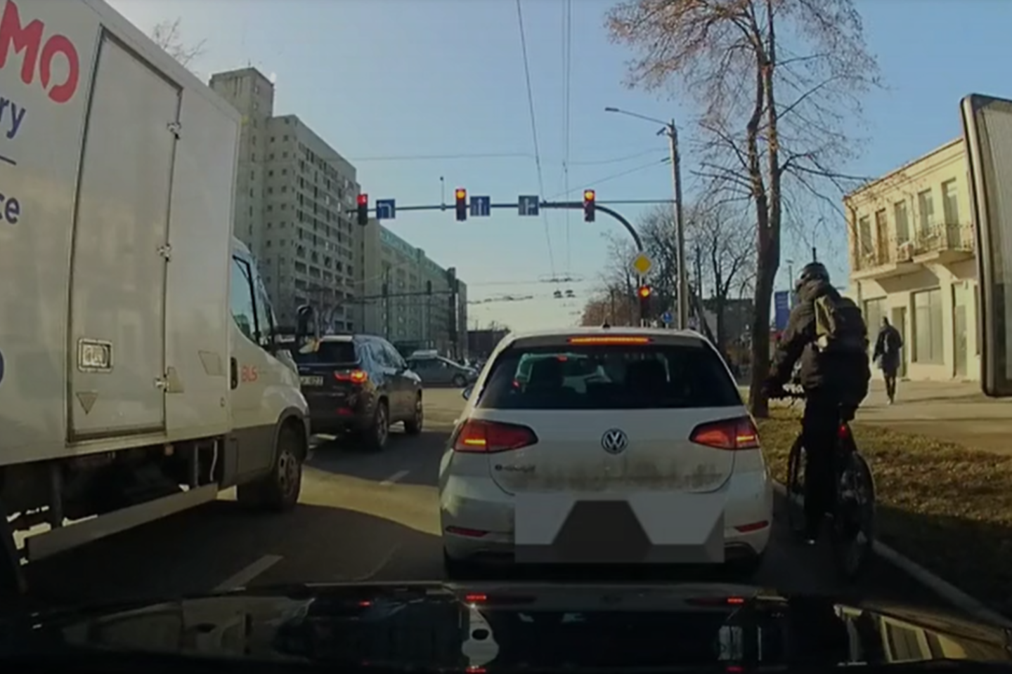 Vaizdo įraše skaitytojas užfiksavo asmenį, kuris ignoruoja dešinėje pusėje esantį dviračių eismui skirtą taką.<br>Stop kadras/Skaitytojo vaizdo įrašas