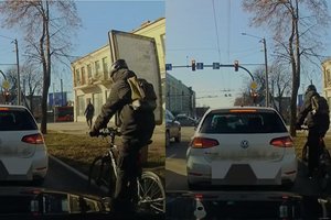 Kaune užfiksavo pavojingus dviratininko manevrus – nardė tarp automobilių