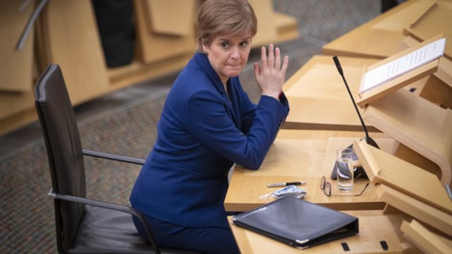 Atsistatydinančių šalies lyderių bumas tęsiasi: Škotijos pirmoji ministrė traukiasi iš užimamų pareigų