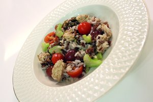 Gurmaniškos vištienos salotos tiks ir kasdienai, ir svečiui pavaišinti