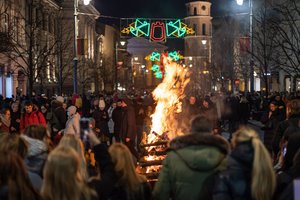 Vasario 16-osios vakare liepsnos laužai – juos uždegs A. Kaušpėdas, K. Sabaliauskaitė, P. Bešta ir kiti