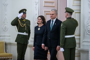 Prezidentūroje – išskirtinė akimirka: įteikti valstybės apdovanojimai už nuopelnus Lietuvai