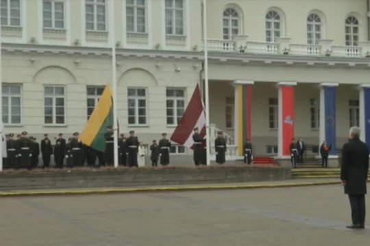 Vilniuje iškeltos Baltijos šalių vėliavos: iškilmingame renginyje G. Nausėda išreiškė palaikymą Ukrainai