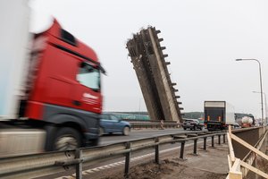 Nugriuvęs tiltas tapo Kauno įžymybe: įspėja, kad formuojasi spūstis
