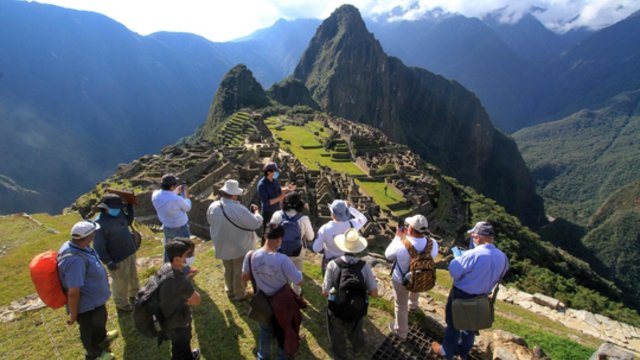 Po neramumų Peru turistų traukos objektas vėl atviras: gamtos mylėtojai šluoja bilietus į Maču Pikču