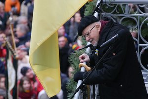 Didžiulės minios sutiktas V. Landsbergis iš Signatarų namų balkono žėrė kritiką: žmonija velnėja