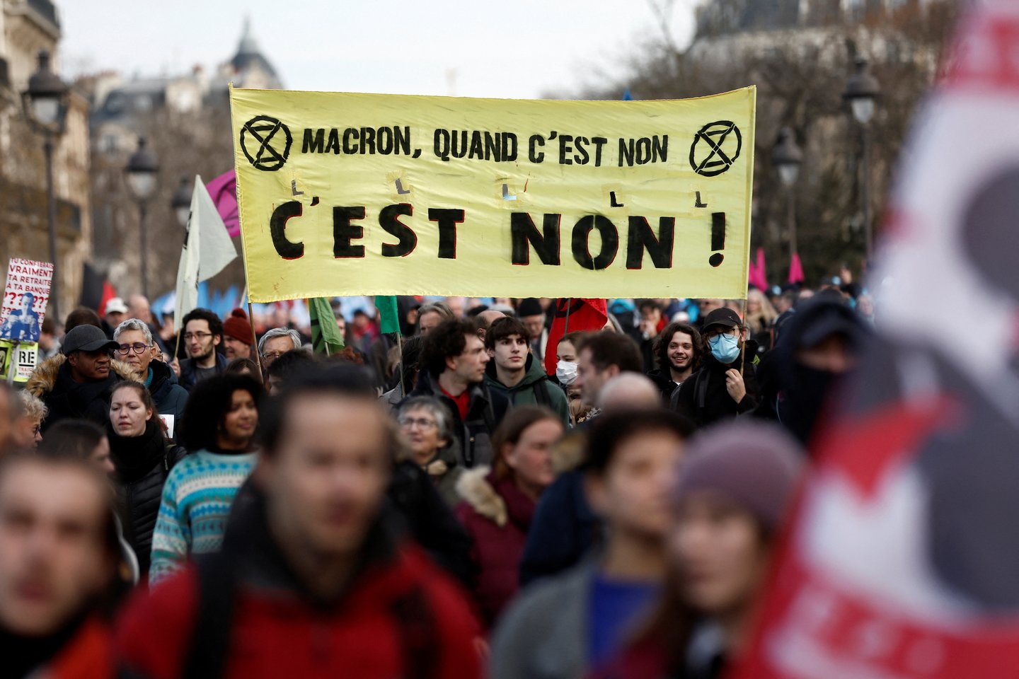 Prancūzijoje ketvirtadienį dešimtys tūkstančių žmonių vėl išėjo į gatves, protestuodami prieš planuojamą pensijų reformą. Didesni mitingai vyko Marselyje, Reno ir Bordo miestuose. Be to, darbą nutraukė oro uostų, energetikos sektoriaus ir geležinkelio darbuotojai.<br>Reuters/Scanpix nuotr.
