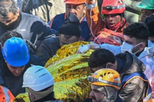 Neįtikėtina: praėjus 248 valandoms po žemės drebėjimo Turkijoje iš po griuvėsių išgelbėta 17-metė