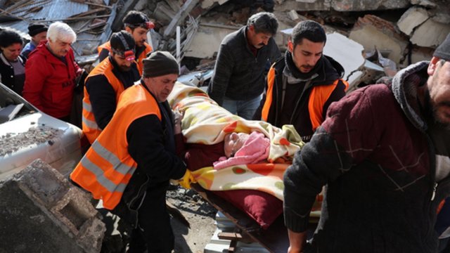 Stebuklui prilygstantis įvykis Turkijoje: praėjus 248 valandoms po žemės drebėjimo iš griuvėsių išgelbėta 17-metė