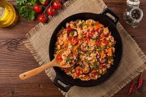 Vištienos troškinys su ryžiais ir daržovėmis: paruošti paprasta, o skonis – puikus