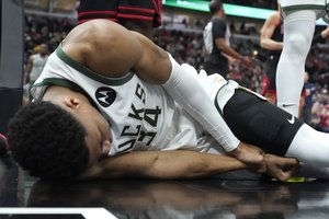 Nemalonios naujienos NBA lygoje – „Bucks“ pergalė apkartinta G. Antetokounmpo trauma