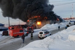 Dar vienas didelis gaisras Rusijoje – sudegė sandėlis, kuriame buvo laikomi sunkvežimiai