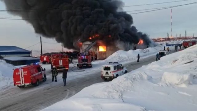Rusiją ir toliau talžo gaisrai: supleškėjo visi sandėlyje buvę sunkvežimiai