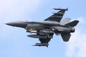 Įvertino, kiek truktų apmokyti ukrainiečius naudotis naikintuvais „F-16“
