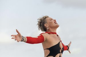 Pink išleido ilgai lauktą albumą – prireiks ir servetėlių, ir šokių batelių