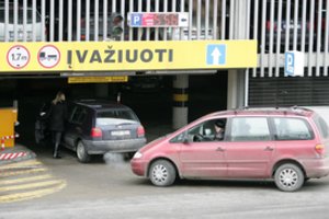 Ne visi moka naudotis automatinėmis stovėjimo aikštelėmis: nuolat sulaužo užtvarus