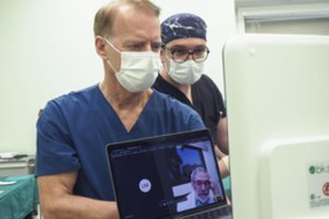 Prostatos vėžiu susirgęs Adomas gulėti ligoninėje nepanoro: jo ligą gydo radioaktyvūs implantai