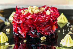 Gaivios, skanios ir naudingos žalių burokėlių salotos su džiovintomis slyvomis ir riešutais