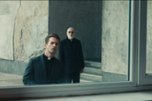 Kunigus filme „Paradas“ suvaidinę aktoriai apie bažnytinį teismą išgirdo tik per filmavimą