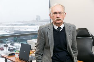 Mečys Laurinkus. E. Bičkausko biografijoje – SSRS atsiskleidęs talentas ir politinės kovos