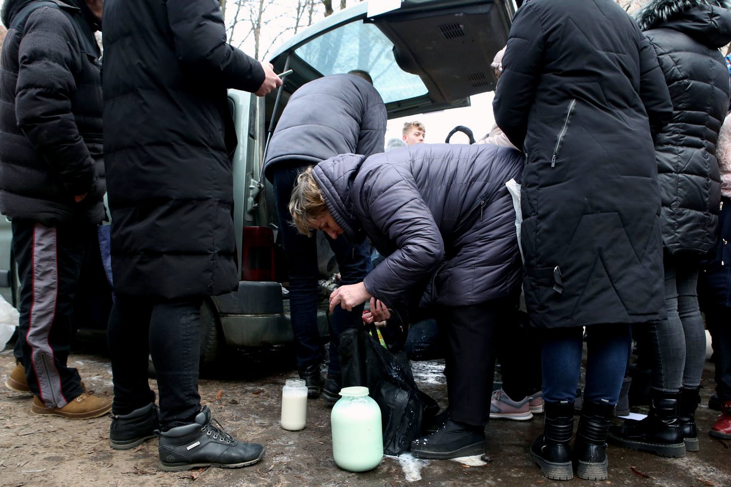 Pirmą akcijos dieną eilėje prie ūkininko iš Prienų rajono A.Jonučio dalijamo pieno trypčiojo apie 500 kauniečių.<br>M.Patašiaus nuotr.