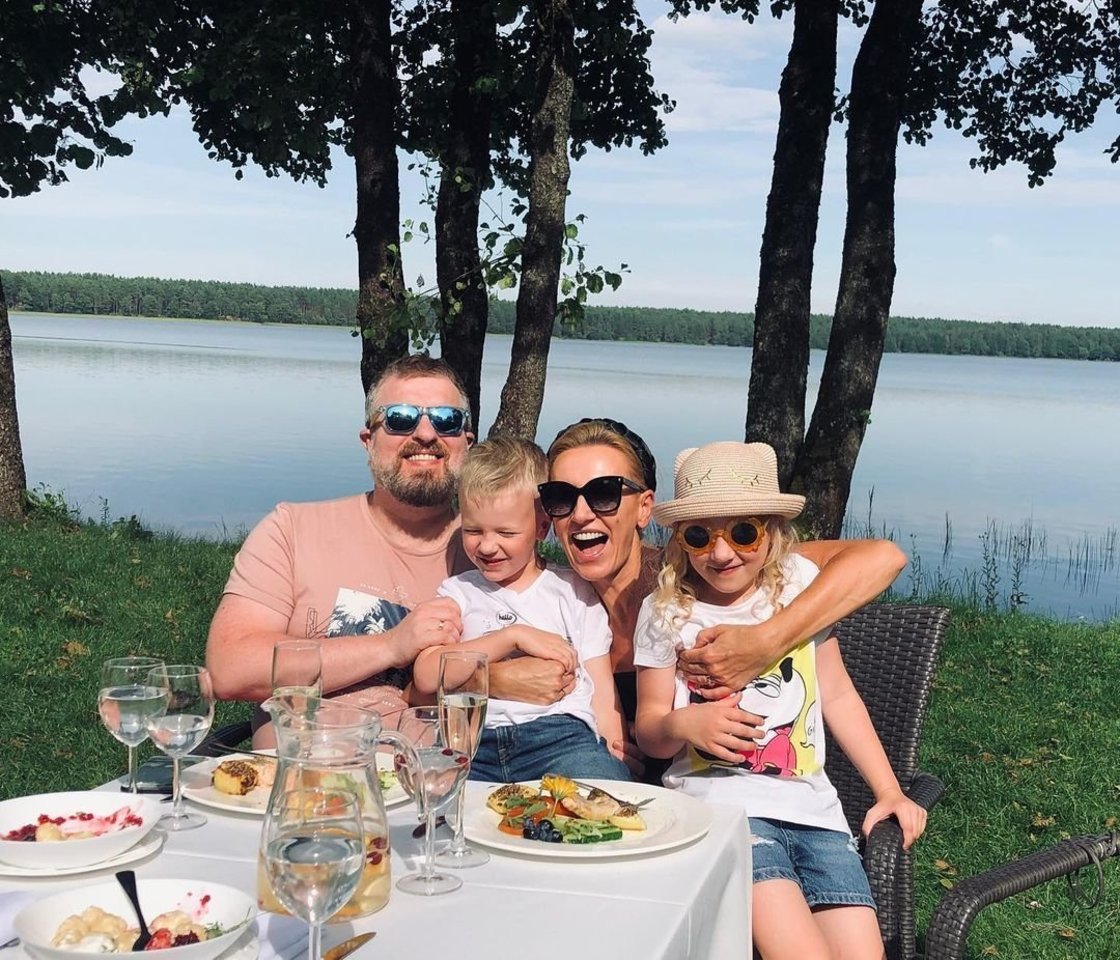 Katažinos ir Deivydo Zvonkų šeimyna.<br>Soc. tinklo nuotr.