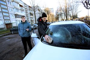 Daugiabučių gyventojai išgyvena košmarą: naktimis niokojami automobiliai, siunčiami grasinamieji laiškai