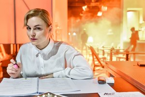 Asmenybės žlugimas ir siekis susilieti su mase – naujame LNDT spektaklyje „Raganosiai“