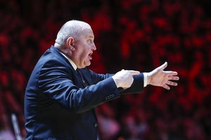 Prieš auklėtinius galvą nulenkęs V. Šeškus šyptelėjo – tikrai nesugadinome KMT šventės