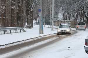 Vairuotojus pasitiks ne pats maloniausias oras: dieną eismo sąlygas sunkis snygis, šlapdriba ir pustymas