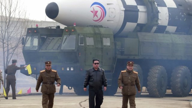 Šiaurės Korėja neprognozuojamais veiksmais ir toliau šokiruoja pasaulį: paleido dvi trumpojo nuotolio raketas