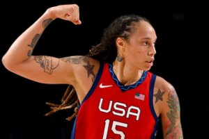 Iš Rusijos kalėjimo išsivadavusi krepšinio žvaigždė B. Griner sudarė sutartį su WNBA ekipa