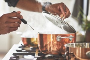 Slegia buities darbų našta? 5 psichologo patarimai, kaip ja dalintis šeimoje